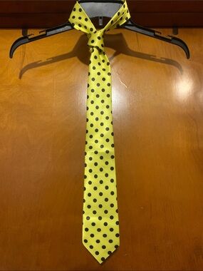 NWOT No Label Yellow and Black Polka Dot Tie
